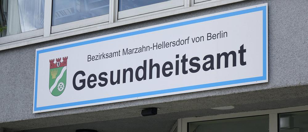 Ein Schild befindet sich am Gesundheitsamt in Marzahn-Hellersdorf.