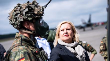 Eva Högl (SPD), Wehrbeauftragte des Deutschen Bundestages, spricht bei ihrem Truppenbesuch mit Soldatinnen und Soldaten.
