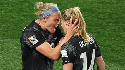 Hannah Wilkinson (l.) feiert den Treffer des Tages mit ihrer Teamkollegin Katie Bowen.