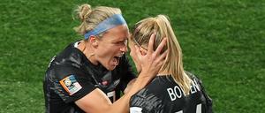 Hannah Wilkinson (l.) feiert den Treffer des Tages mit ihrer Teamkollegin Katie Bowen.