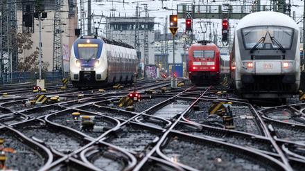 Ein Zug von National Express verlässt den Kölner Hauptbahnhof. Am Wochenende ließ der britische Betreiber einige Züge absichtlich ausfallen.   