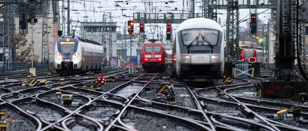 Gleise und Züge am Kölner Hauptbahnhof. 