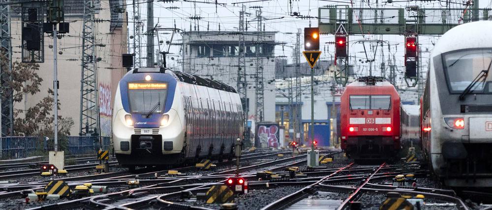 Ein Zug von National Express verlässt den Kölner Hauptbahnhof. Am Wochenende ließ der britische Betreiber einige Züge absichtlich ausfallen.