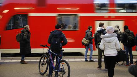 Einfahren konnte der Regionalexpress im niedersächsischen Achim am Mittwoch noch, Abfahren ging nicht mehr - zumindest eine Stunde lang.