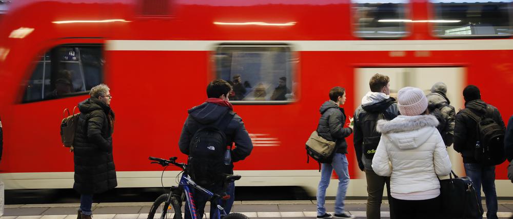 Einfahren konnte der Regionalexpress im niedersächsischen Achim am Mittwoch noch, Abfahren ging nicht mehr - zumindest eine Stunde lang.