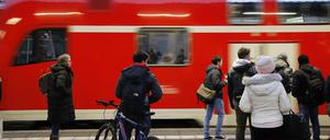 Einfahren konnte der Regionalexpress im niedersächsischen Achim am Mittwoch noch, Abfahren ging nicht mehr - zumindest eine Stunde lang.