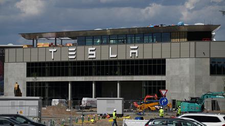 Tesla erkauft sich den Rekordabsatz seiner Elektroautos mit Preissenkungen – und das schlägt auf die Gewinn-Entwicklung durch. 