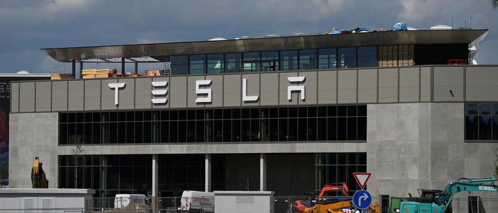 Tesla erkauft sich den Rekordabsatz seiner Elektroautos mit Preissenkungen – und das schlägt auf die Gewinn-Entwicklung durch.