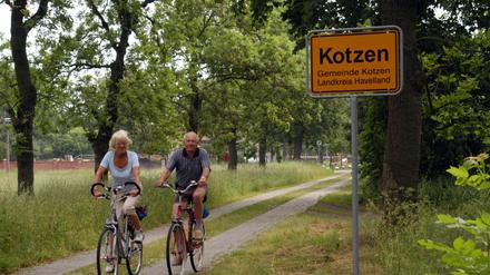 Bildnummer: 50516777 Datum: 10.06.2004 Copyright: imago/Hohlfeld Älteres Paar auf Rädern passiert das Ortsschild der Gemeinde - Kotzen - im Havelland, Landschaft , Personen; 2004, Kotzen, Ortsschilder, Schild, Schilder, Ortseingangsschild, Ortseingangsschilder, Ortseingang, Ortsnamen, Ortsname, Paare, alt, altes, alte, Mann, Frau, Radfahren, Fahrradfahren, radfahrend, radfahrende, radfahrendes, fahrradfahrende, fahrradfahrend, fahrradfahrendes, Freizeit, Aktivitäten; , quer, Kbdig, Totale, Deutschland, , Reisen, Brandenburg, Europa / Radtour, Radtouren, Rad, Fahrrad fahren