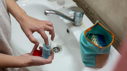 Östrogene zur Linderung von Beschwerden während der Menopause sind heute nicht nur als Tabletten, sondern auch als Gele, Sprays oder Pflaster erhältlich.