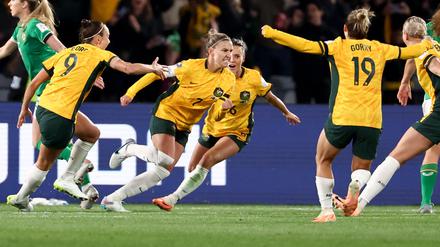 Stephanie Catley lässt sich für ihren verwandelten Foulelfmeter feiern.