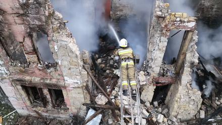 Rettungskräftearbeite löschen ein Feuer in einem Wohnhaus in Mikolajiw.