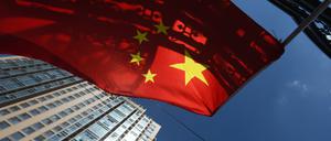 A Chinese flag flies near apartment buildings in Beijing on September 11, 2015. The Chinese government is capable of maintaining high economic growth, Premier Li Keqiang said on September 9, after fears the economy was slowing rocked global financial markets in recent weeks. AFP PHOTO / GREG BAKER / AFP PHOTO / GREG BAKER