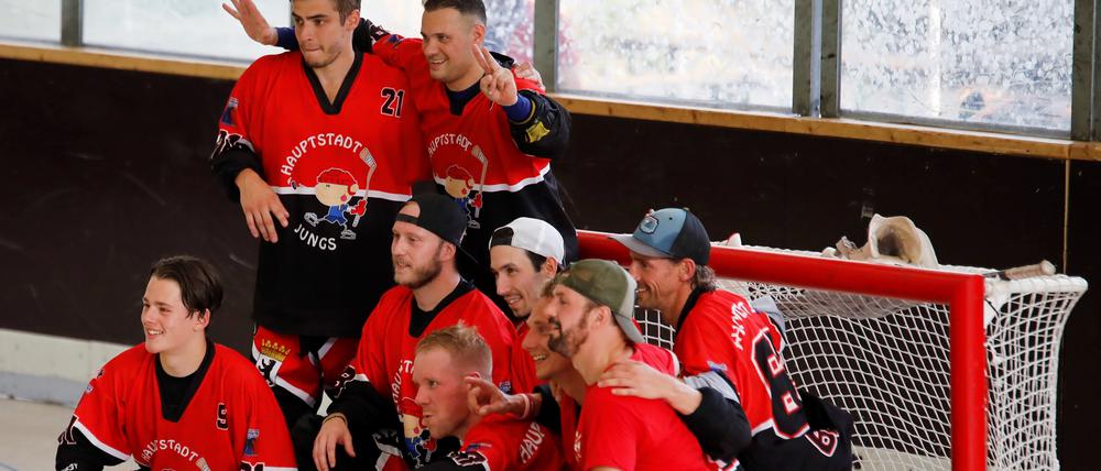Marcel Müller (vorn in der Mitte) und die Hauptstadt Jungs nach dem erneuten Gewinn des Meistertitels.