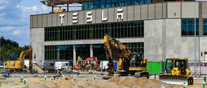 dpatopbilder - 18.07.2023, Brandenburg, Grünheide: Blick auf das Werk der Tesla Gigafactory Berlin-Brandenburg vom US-Elektroautobauer Tesla. Auf einer Veranstaltung informiert US-Elektroautobauer Tesla über den Antrag auf Ausbau des Werks in Grünheide. Damit werden die genehmigungsrechtlichen Voraussetzungen für eine Verdoppelung der Produktionskapazität auf 1000 000 Fahrzeuge jährlich geschaffen. Foto: Jens Kalaene/dpa +++ dpa-Bildfunk +++