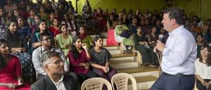 20.07.2023, Indien, Thiruvananthapuram: Hubertus Heil (SPD, r), Bundesminister für Arbeit und Soziales, spricht im Goethe-Zentrum zu Indischen Pflegekräften, die in Deutschland arbeiten wollen und dafür die Sprache lernen.