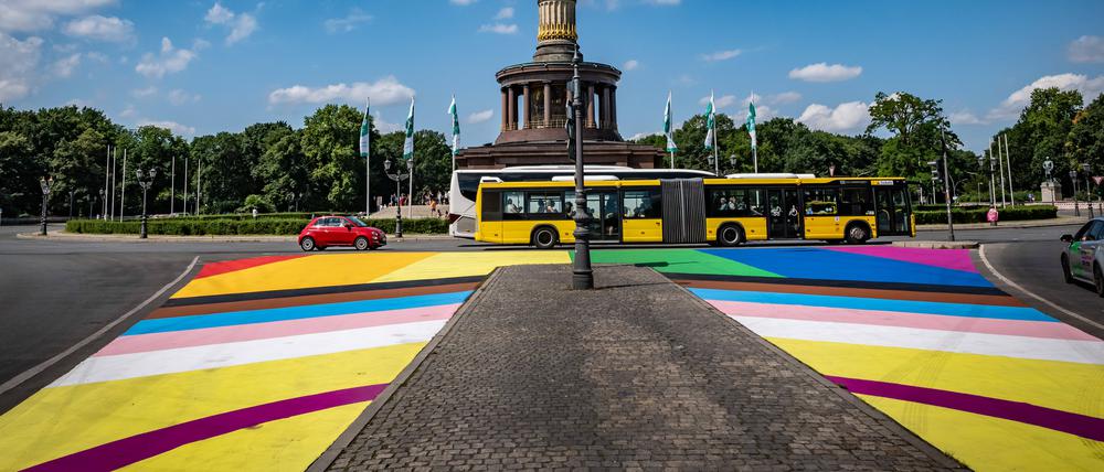 Bunt an der Siegessäule: Die Farben der Progressfahne sind kurz vor dem CSD auf den Asphalt gemalt.