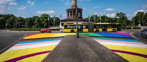 Bunt an der Siegessäule: Die Farben der Progressfahne sind kurz vor dem CSD auf den Asphalt gemalt.