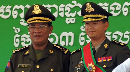 Er regiert seit 38 Jahren: Kambodschas Premierminister Hun Sen (l.) und sein Sohn Hun Manet, der das Amt seines Vaters erben soll.
