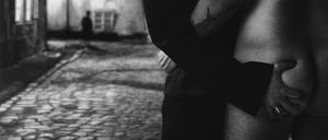 Im Newton Original sind die Rollen umgekehrt. Der beherzte Griff in den Hintern, entspringt aber der Fantasie der Künstlerin. 