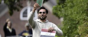 Salwan Momika im Sommer 2023 mit einer Kopie des Korans vor der irakischen Botschaft.