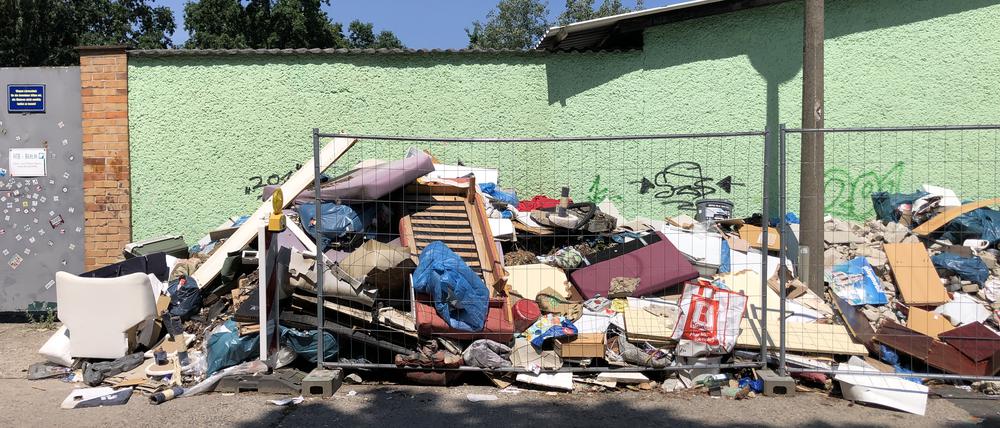 Vor dem Grundstück in der Moosstraße in Berlin-Niederschöneweide häuft sich der Müll