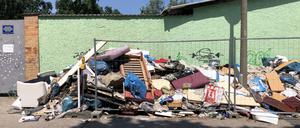 Vor dem Grundstück in der Moosstraße in Berlin-Niederschöneweide häuft sich der Müll