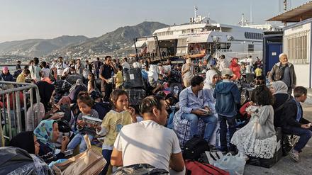 Migranten warten am Hafen von Lesbos, Griechenland, auf den Transport auf das Festland.
