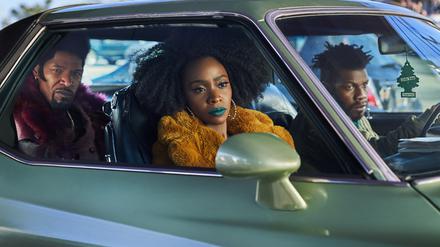  Der Style von Yo-Yo (Teyonah Parris), Slick Charles (Jamie Foxx) und Fontaine (John Boyega) stammt aus den 1970ern, aber die Bedrohung ist gegenwärtig.