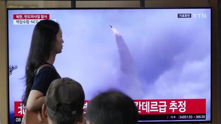 19.07.2023, Südkorea, Seoul: Ein Fernsehbildschirm zeigt ein Archivbild des nordkoreanischen Raketenstarts während einer Nachrichtensendung im Bahnhof von Seoul. Nordkorea hat nach Angaben des südkoreanischen Militärs erneut zwei ballistische Raketen abgefeuert. Nun droht Nordkorea mit dem Einsatz von Atomwaffen.