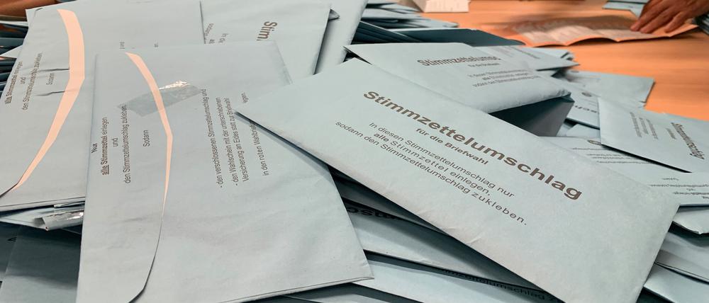 Viel zu zählen: Für die Briefwahl bei der Wiederholung der Bundestagswahl 2021 in Berlin wird bereits Personal gesucht.