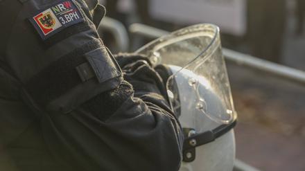 Wie geht die Polizei mit Fällen von Rechtsextremismus oder Rassismus in den eigenen Reihen um?