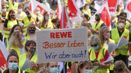 Rewe gehört zu den Konzernen, die in den kommenden Wochen von Warnstreiks betroffen seien werden. 