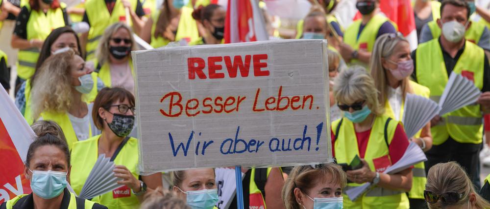 Rewe gehört zu den Konzernen, die in den kommenden Wochen von Warnstreiks betroffen seien werden.