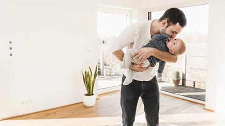 Vater mit Baby auf dem Arm