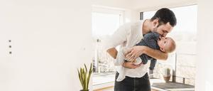Vater mit Baby auf dem Arm