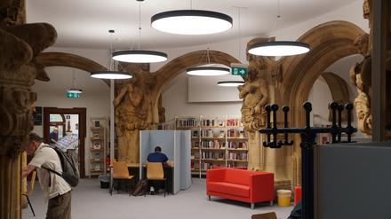 Übergangsbibliothek im Ratskeller im Rathaus Charlottenburg.