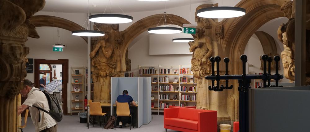 Übergangsbibliothek im Ratskeller im Rathaus Charlottenburg.