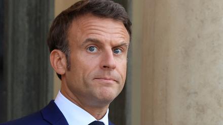 Präsident Macron baut seine Regierung um - Minister:innen in den Kernressorts aber bleiben.