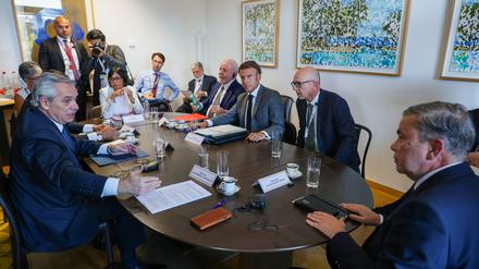 17.07.2023, Belgien, Brüssel: Die Abschlusserklärung dieses Gipfels enthält den spanischen Namen der Falklandinseln. Alberto Fernandez (l), Präsident von Argentinien, feiert das als diplomatischen Erfolg.