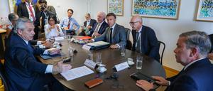 17.07.2023, Belgien, Brüssel: Die Abschlusserklärung dieses Gipfels enthält den spanischen Namen der Falklandinseln. Alberto Fernandez (l), Präsident von Argentinien, feiert das als diplomatischen Erfolg.
