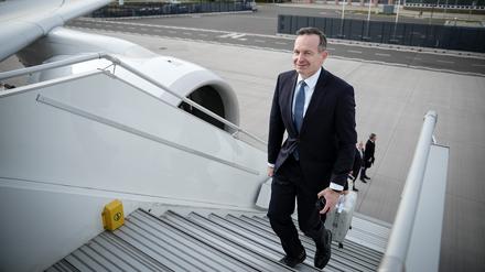Volker Wissing (FDP), Bundesminister für Verkehr und Digitales, geht auf dem militärischen Teil des Flughafens BER Berlin-Brandenburg zum Airbus A350 der Luftwaffe (Symbolbild).