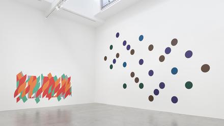Blick in die Ausstellung von Bridget Riley mit zwei Wandarbeiten der 92-jährigen Künstlerin.