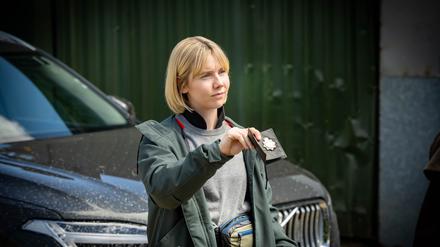 Kommissarin Pirie (Lauren Lyle) behauptet sich unter älteren männlichen Kollegen.