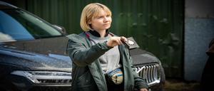 Kommissarin Pirie (Lauren Lyle) behauptet sich unter älteren männlichen Kollegen.