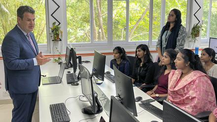 Bundesarbeitsminister Hubertus Heil (r.) beim Besuch im indischen Thiruvananthapuram. Seine Botschaft an die jungen Fachkräfte: „Wir brauchen euch.“