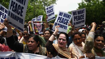 Mitglieder des All India Mahila (AIMC) Congress rufen Slogans während eines Protestes gegen sexuelle Gewalt gegen Frauen und für Frieden in der anhaltenden ethnischen Gewalt im nordöstlichen indischen Bundesstaat Manipur (Symbolbild).