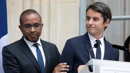 Stabübergabe im Erziehungsministerium. Gabriel Attal (re.), bisher beigeordneter Minister für die öffentlichen Finanzen, übernimmt das Bildungsressort von dem Historiker Pap Ndiaye. 