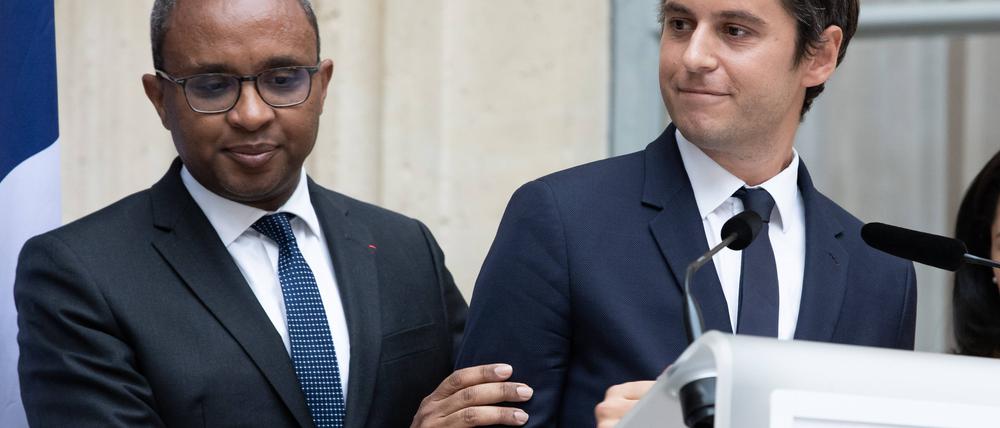 Stabübergabe im Erziehungsministerium. Gabriel Attal (re.), bisher beigeordneter Minister für die öffentlichen Finanzen, übernimmt das Bildungsressort von dem Historiker Pap Ndiaye.