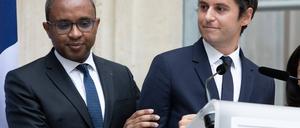 Stabübergabe im Erziehungsministerium. Gabriel Attal (re.), bisher beigeordneter Minister für die öffentlichen Finanzen, übernimmt das Bildungsressort von dem Historiker Pap Ndiaye. 